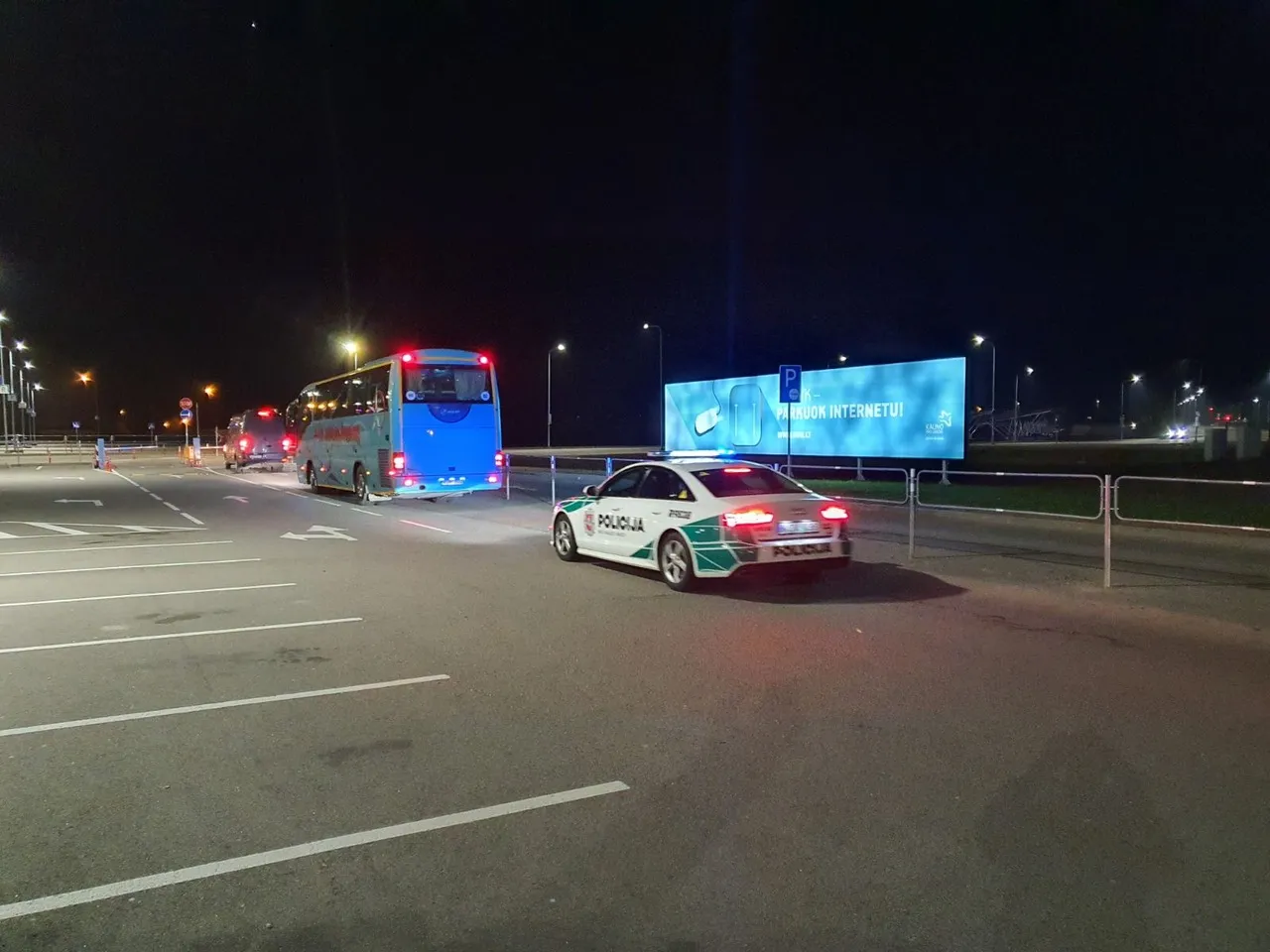 Parskraidinti užstrigę vairuotojai.