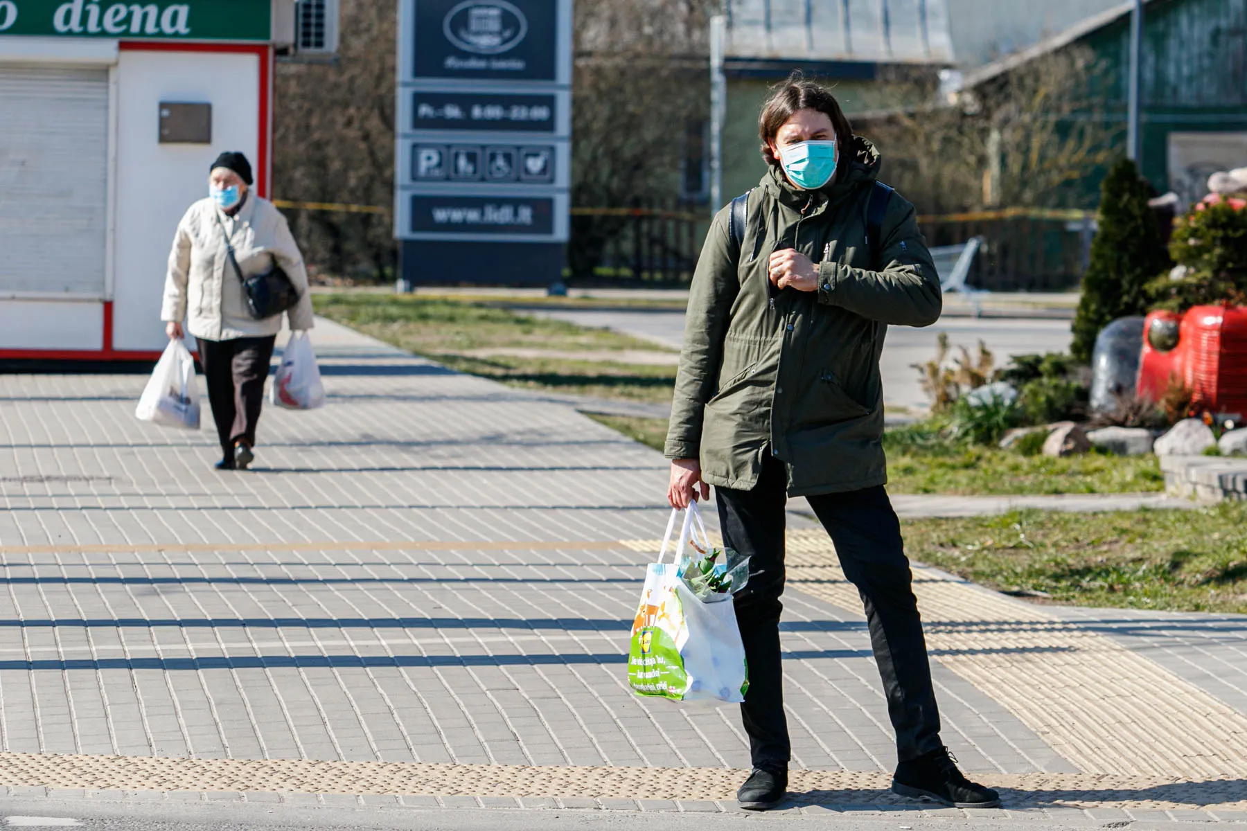 Kauniečiai su veido kaukėmis
