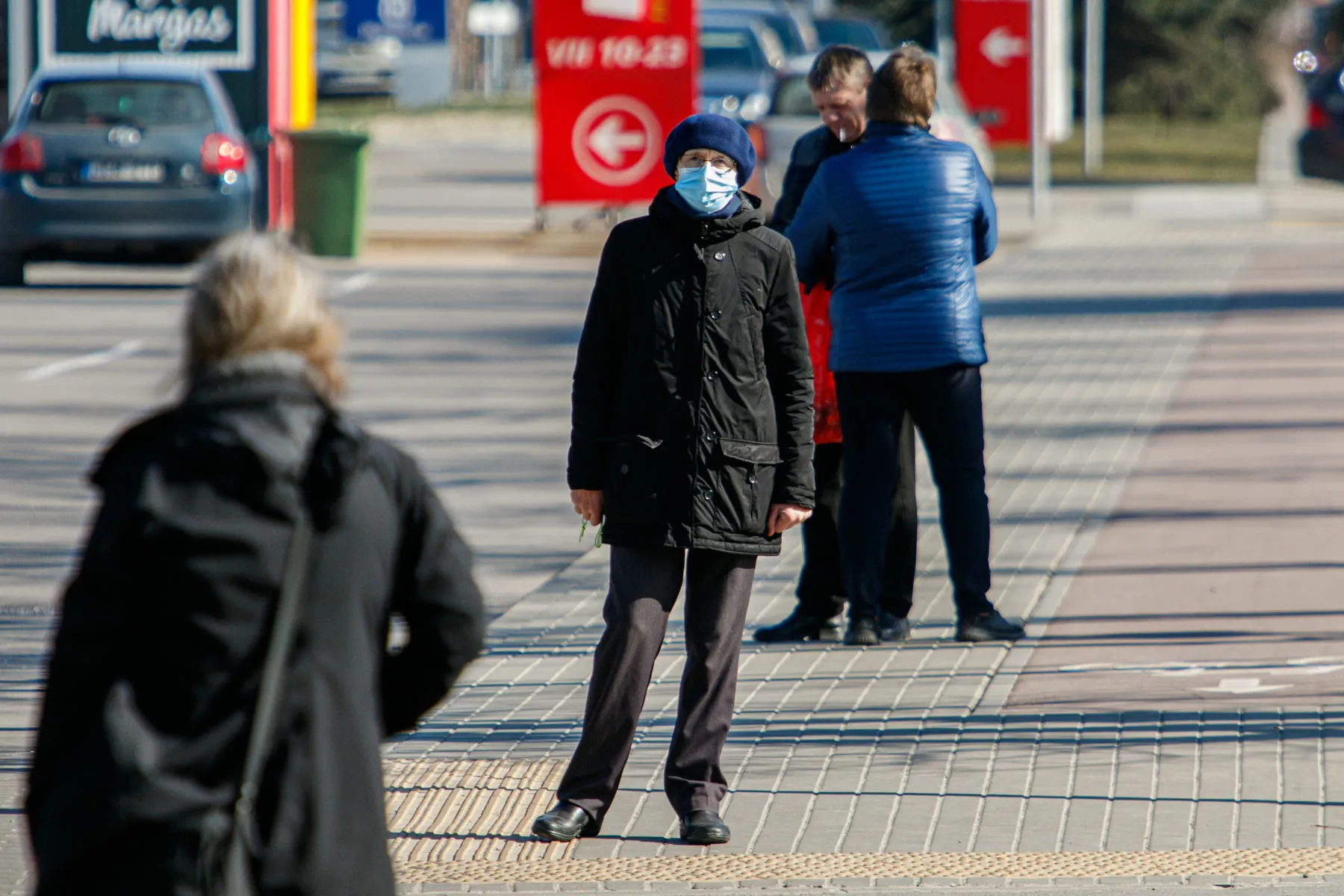 Kauniečiai su veido kaukėmis