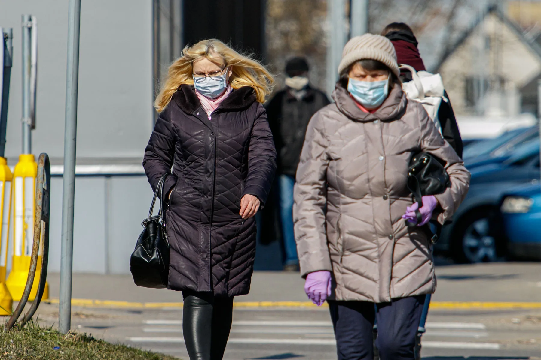 Kauniečiai su veido kaukėmis