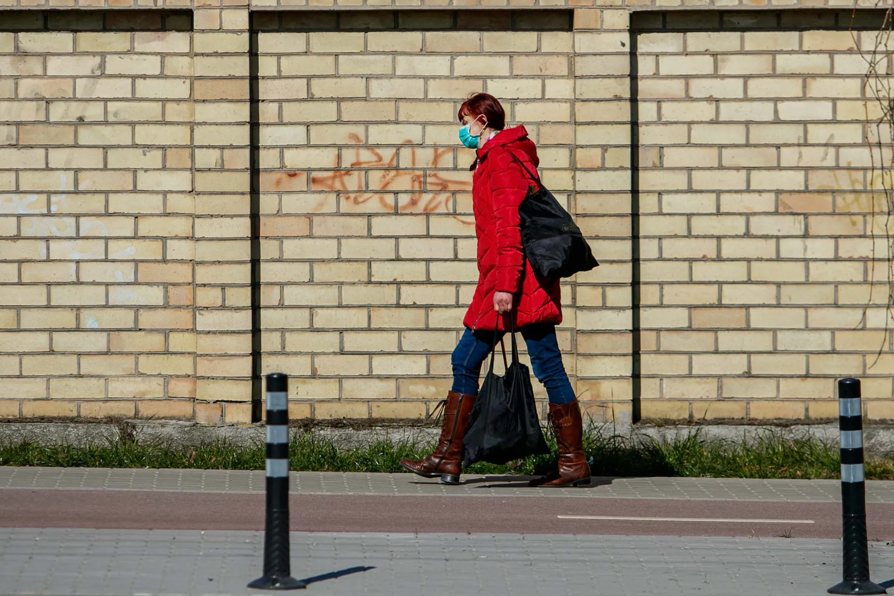 Kauniečiai su veido kaukėmis
