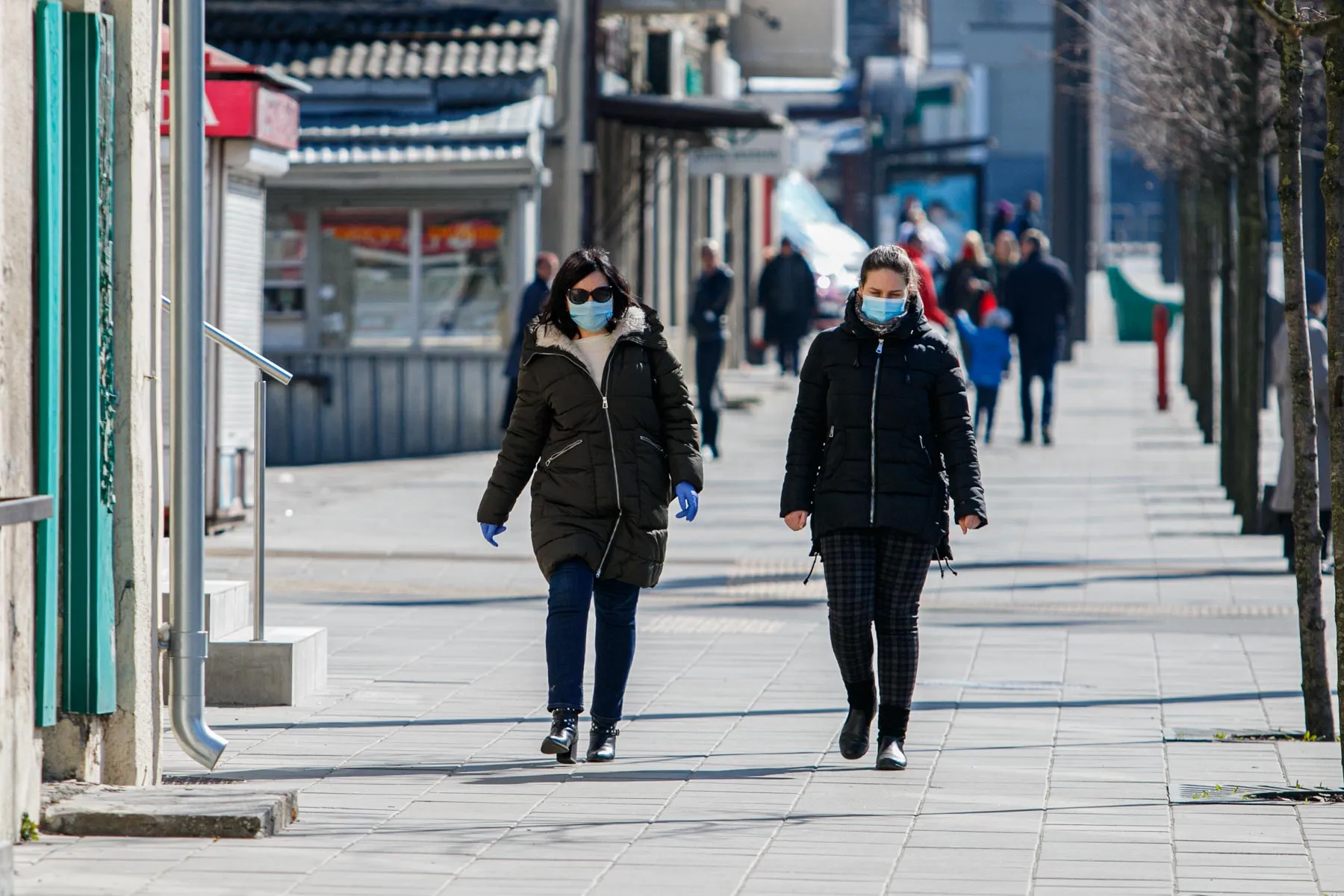 Kauniečiai su veido kaukėmis