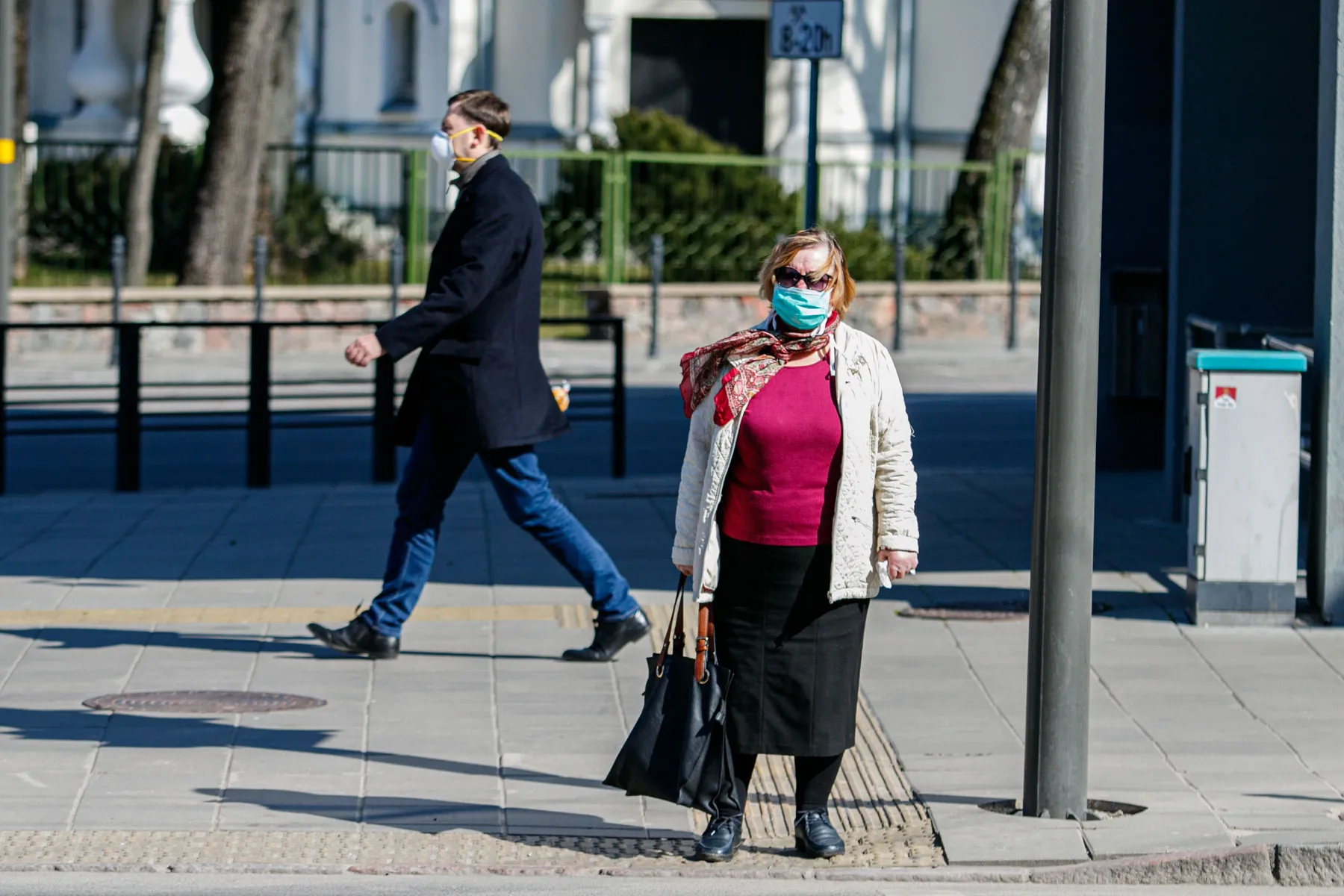 Kauniečiai su veido kaukėmis