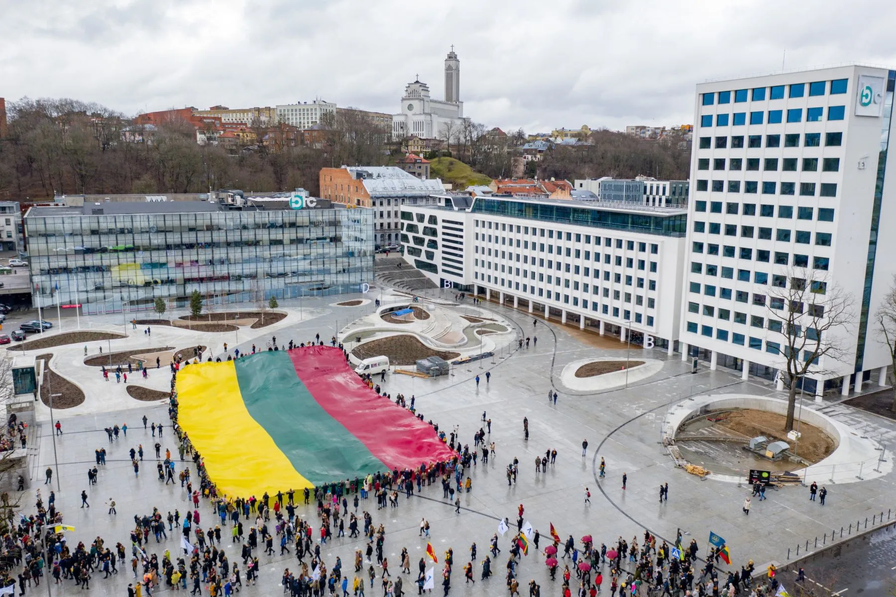 Trispalvė Vienybės aikštėje