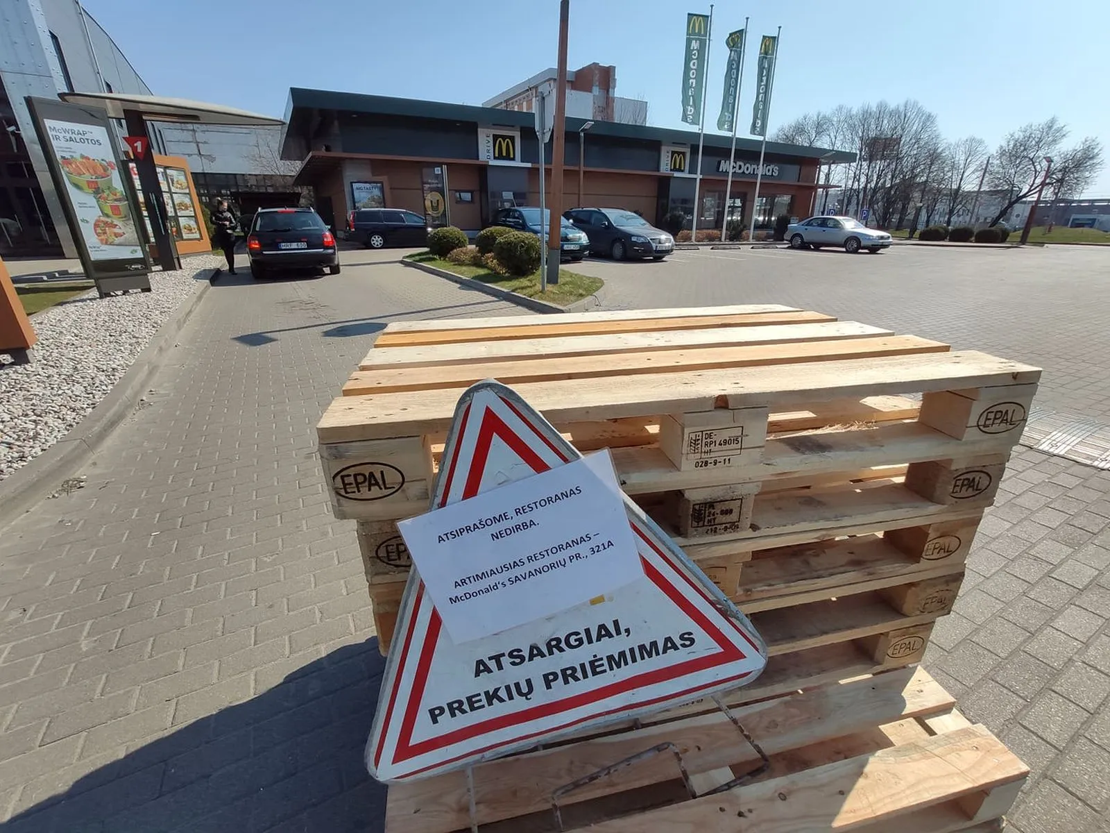 Dėl koronaviruso uždarytas Pramonės prospekto „McDonald's“