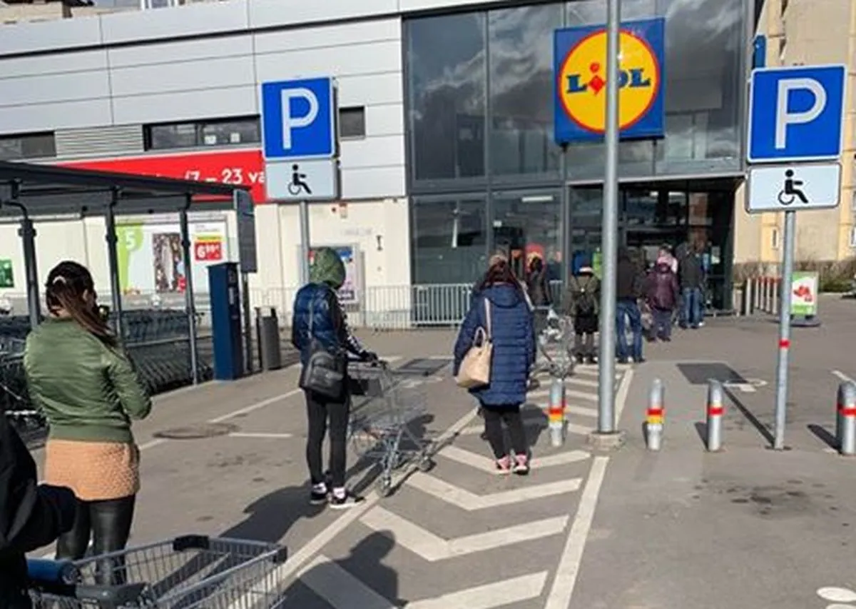 Žmonių eilė prie Šilainių „Lidl“