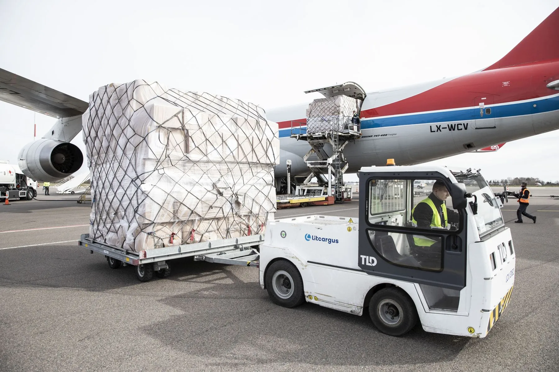 Pasinaudojus karinių pervežimų platforma atskraidintas apsaugos priemonių krovinys