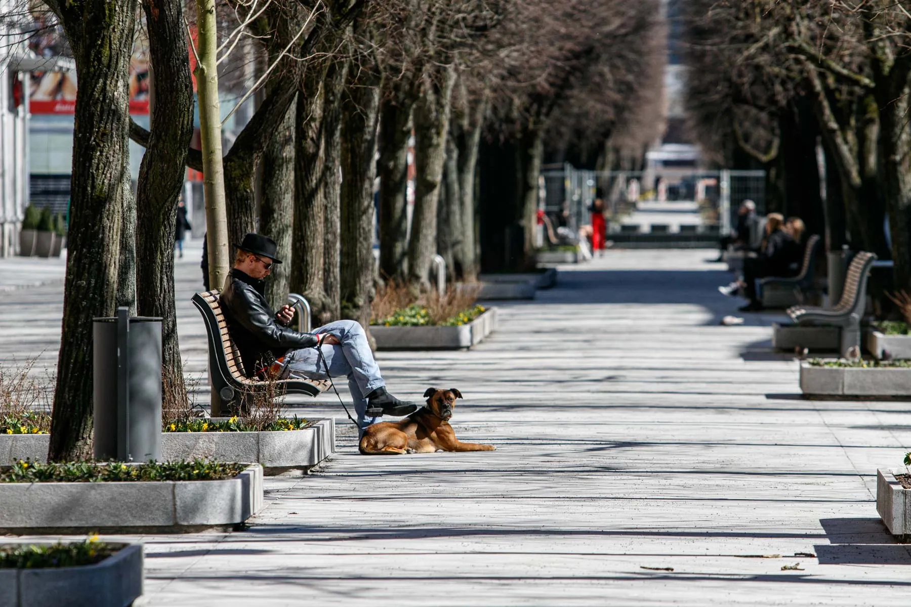 Kauniečiai mėgaujasi pavasarišku oru