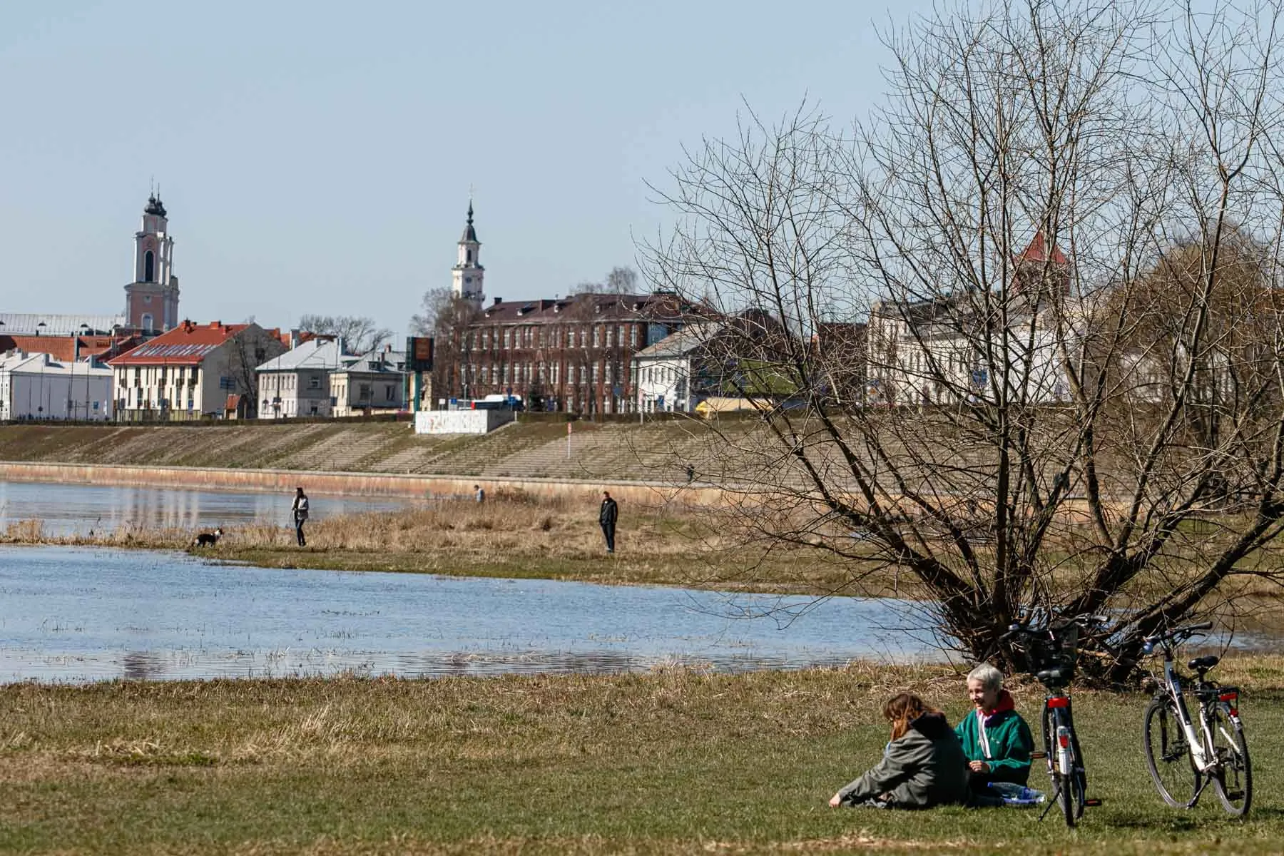 Kauniečiai mėgaujasi pavasarišku oru