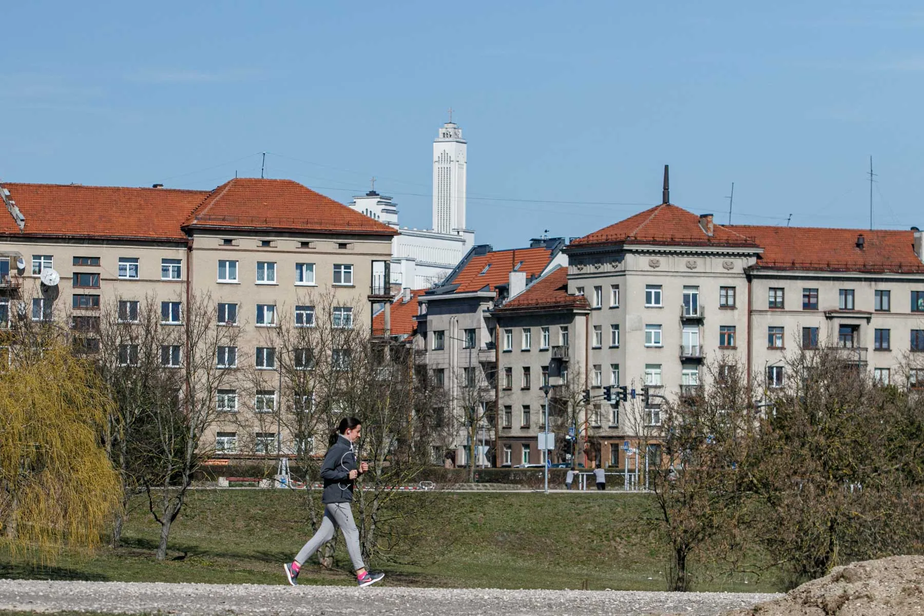 Kauniečiai mėgaujasi pavasarišku oru