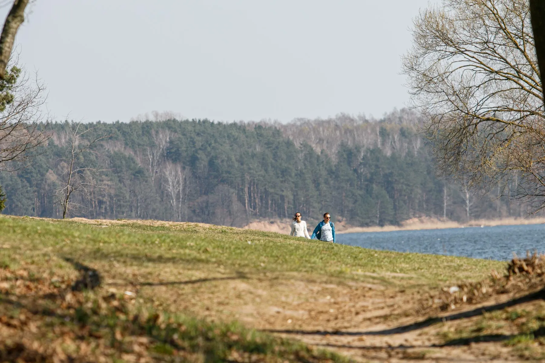 Kauniečiai mėgaujasi pavasarišku oru