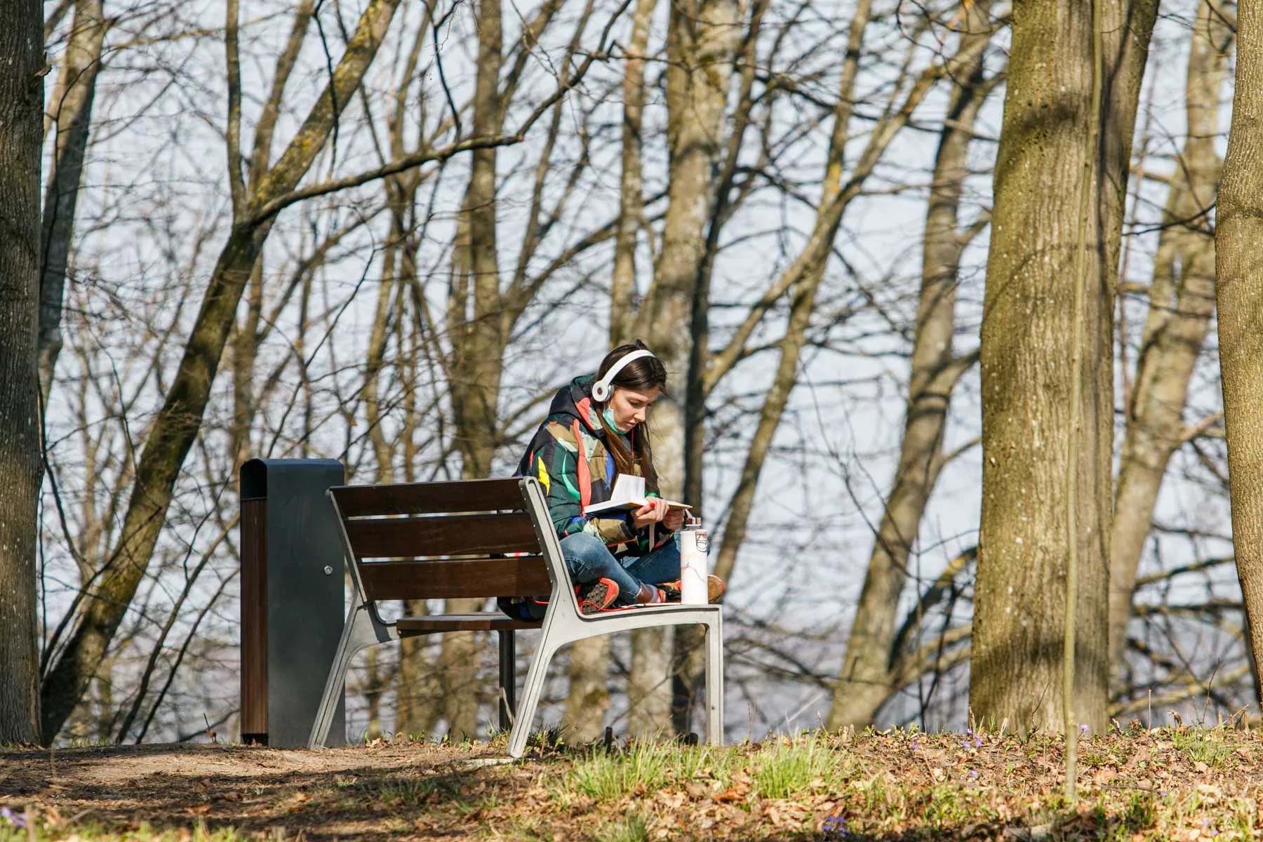 Kauniečiai mėgaujasi pavasarišku oru