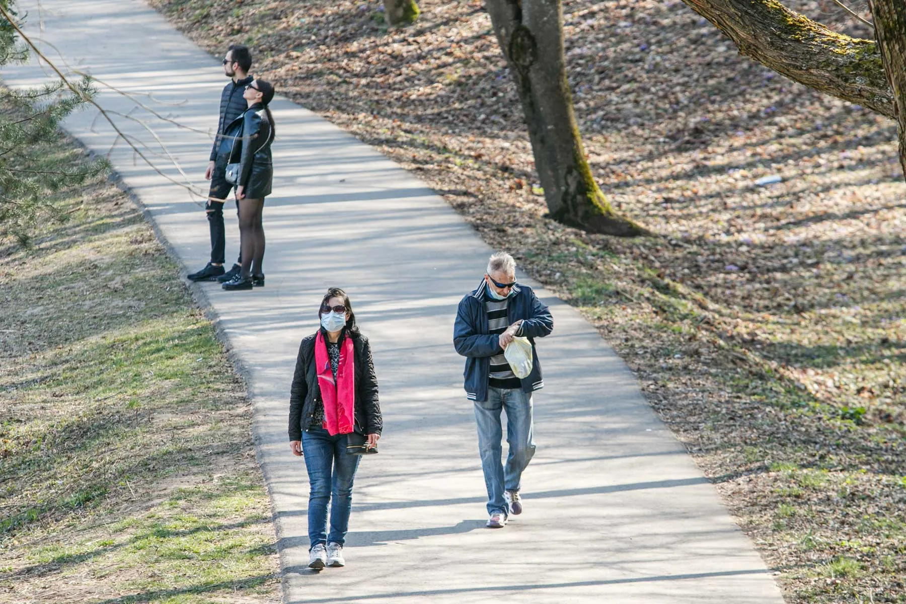 Kauniečiai mėgaujasi pavasarišku oru
