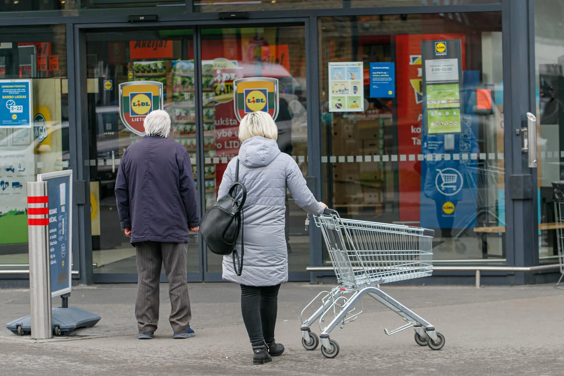 Eilės prie prekybos centrų