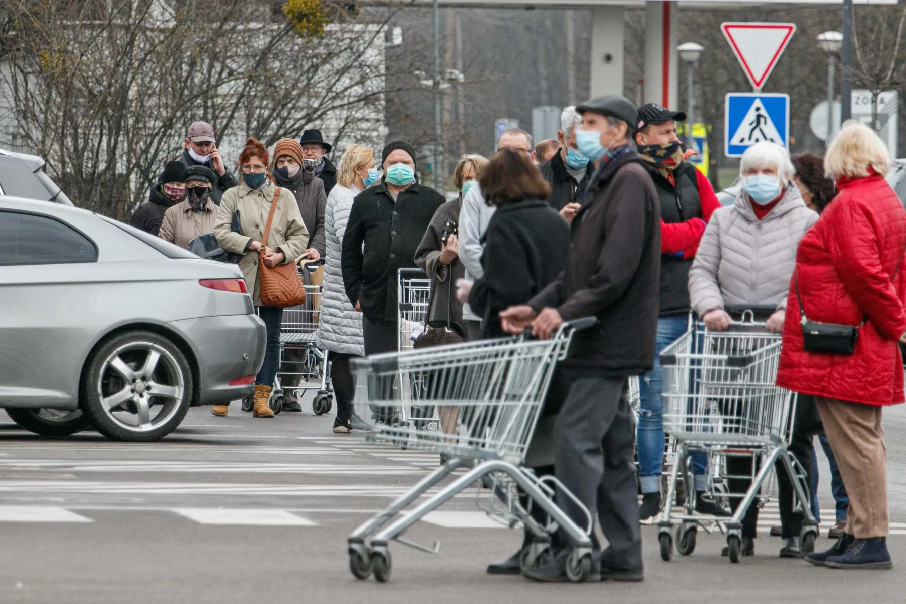 Eilės prie prekybos centrų