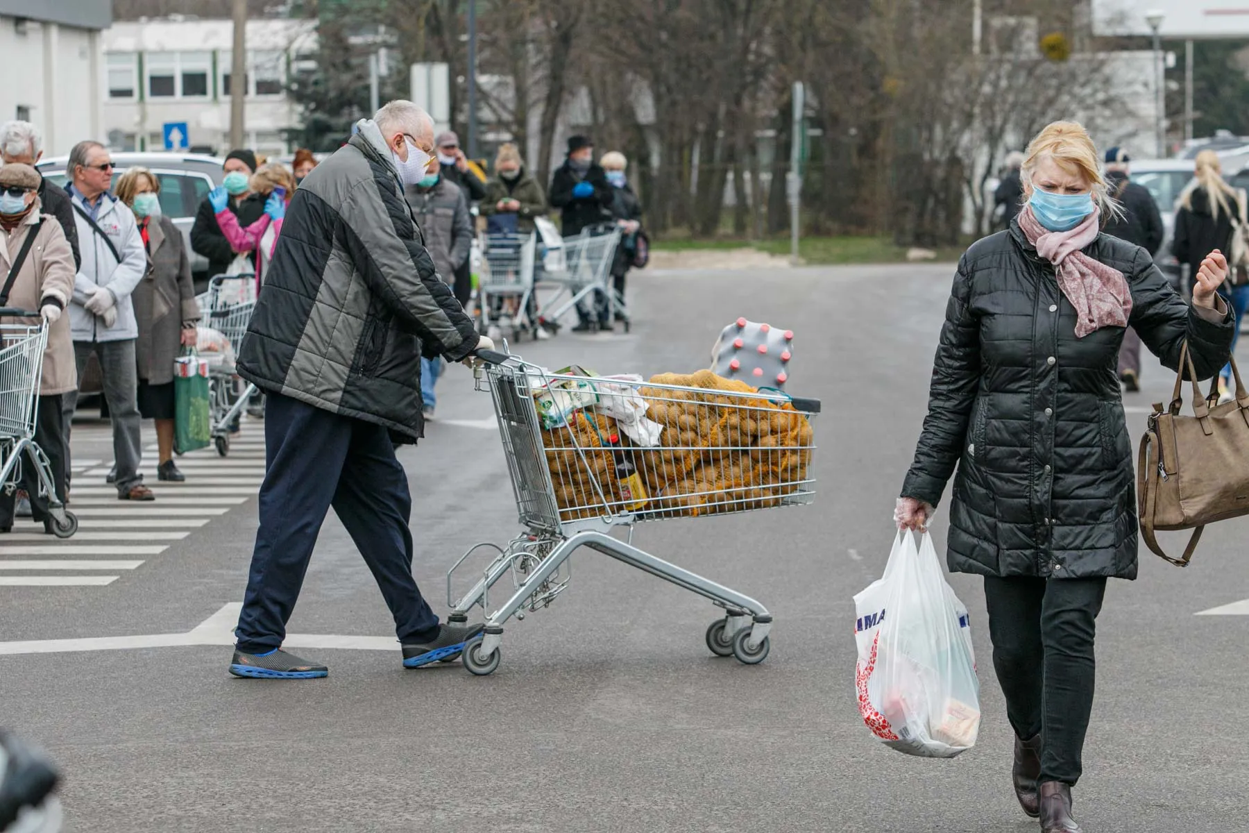 Eilės prie prekybos centrų