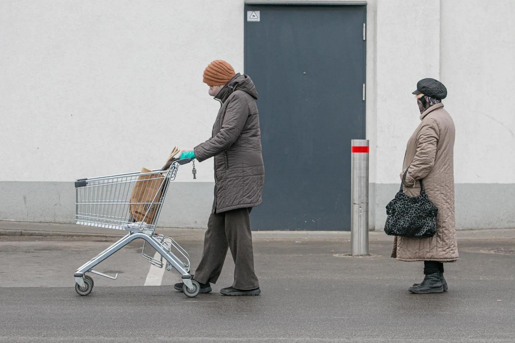Eilės prie prekybos centrų