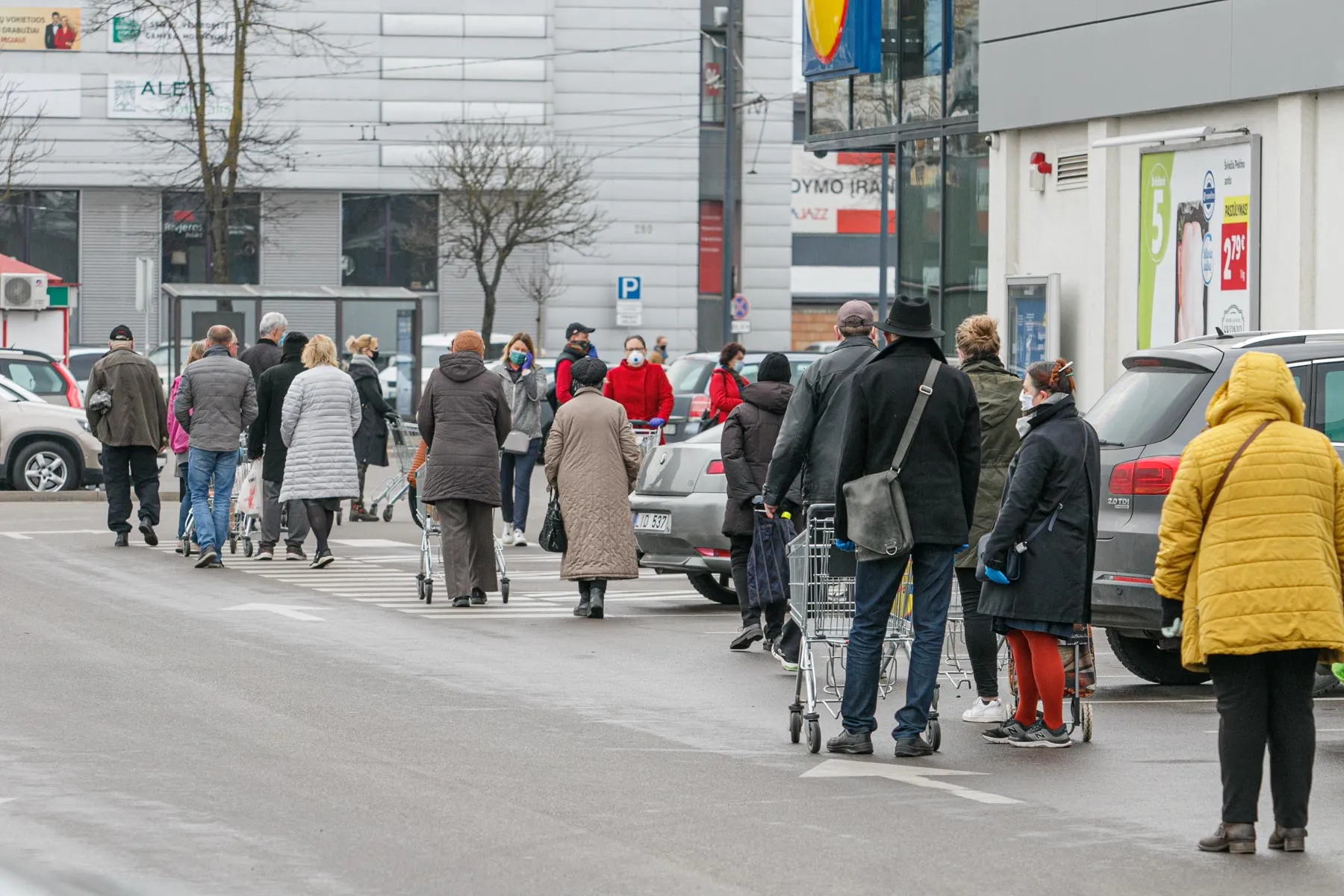 Eilės prie prekybos centrų