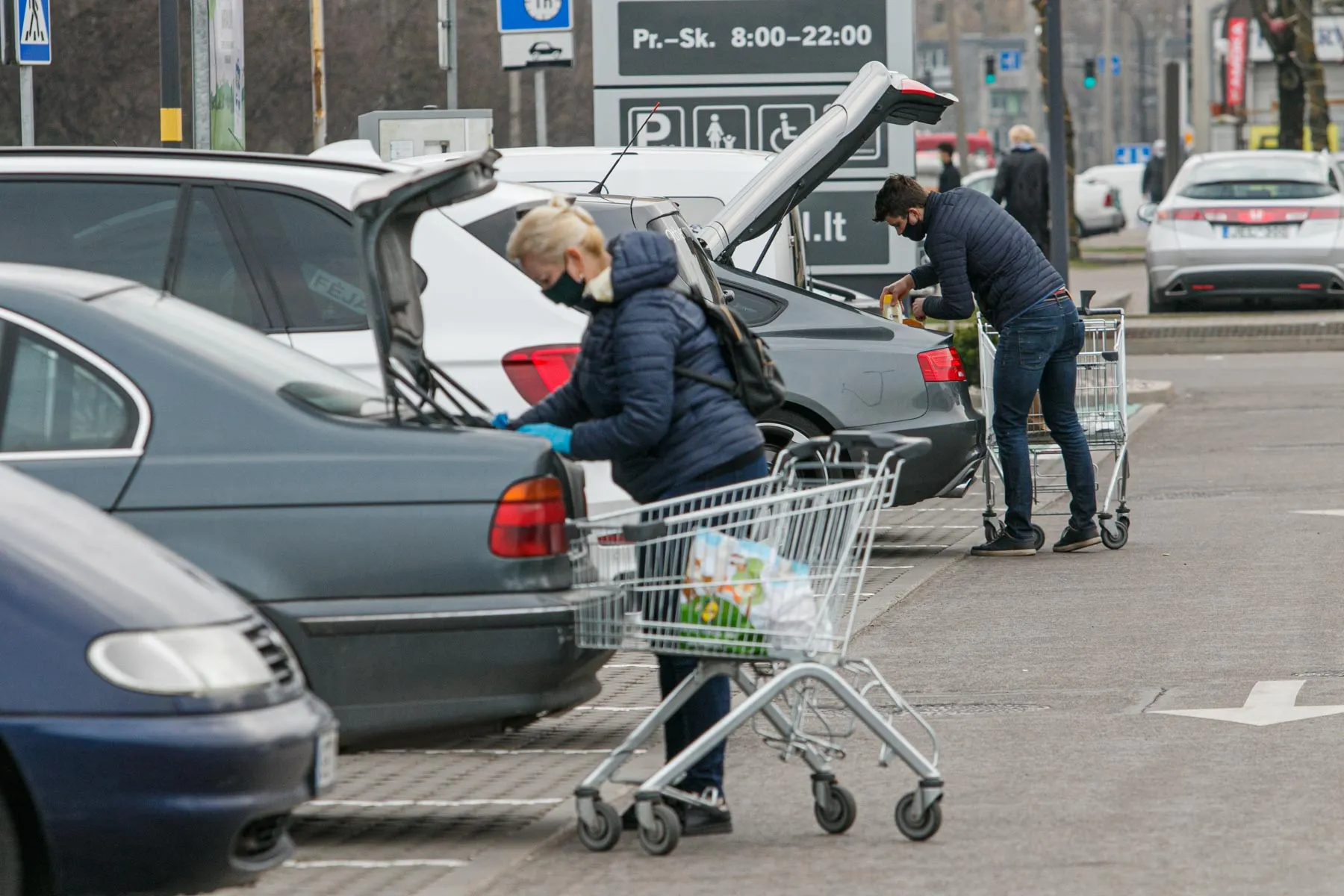 Eilės prie prekybos centrų