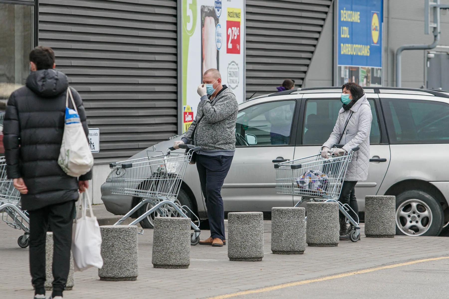 Eilės prie prekybos centrų