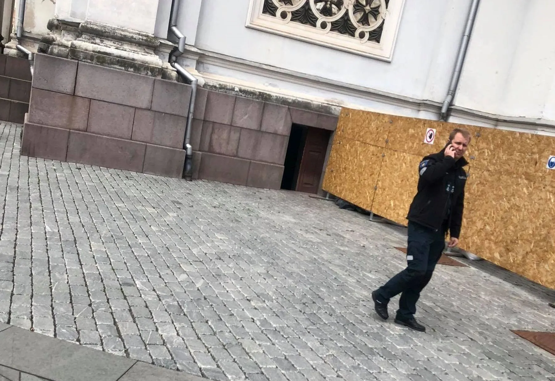 Policijos pareigūnas be kaukės