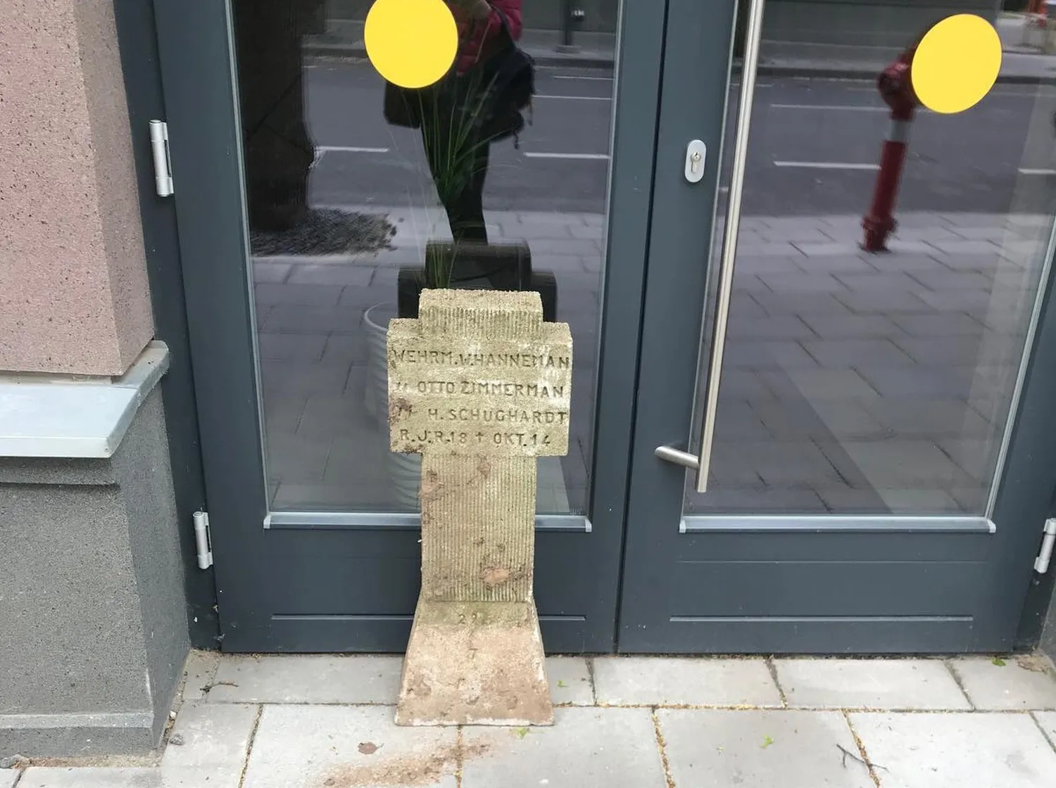 Kryžius prie antstolės durų