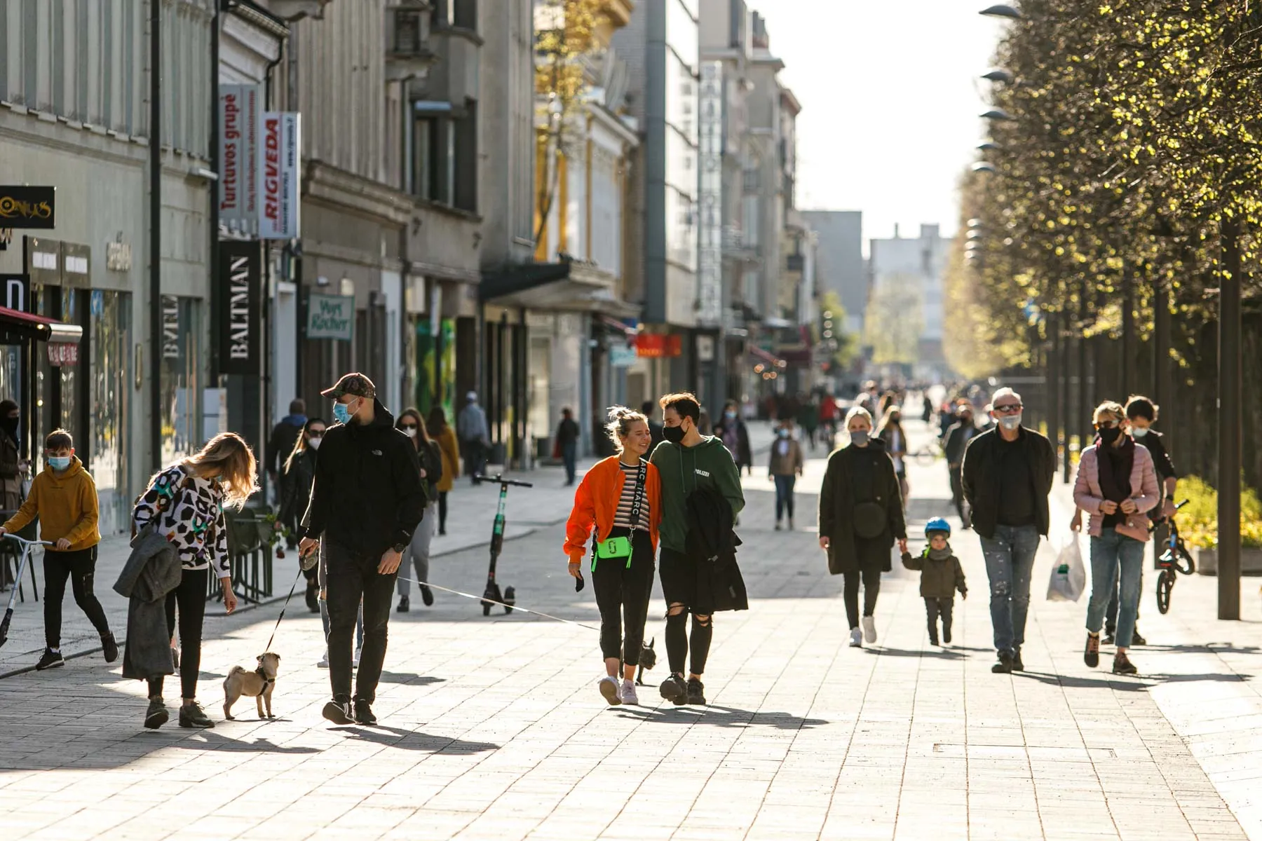 Ilgąjį savaitgalį kauniečiai leidžia lauko kavinėse