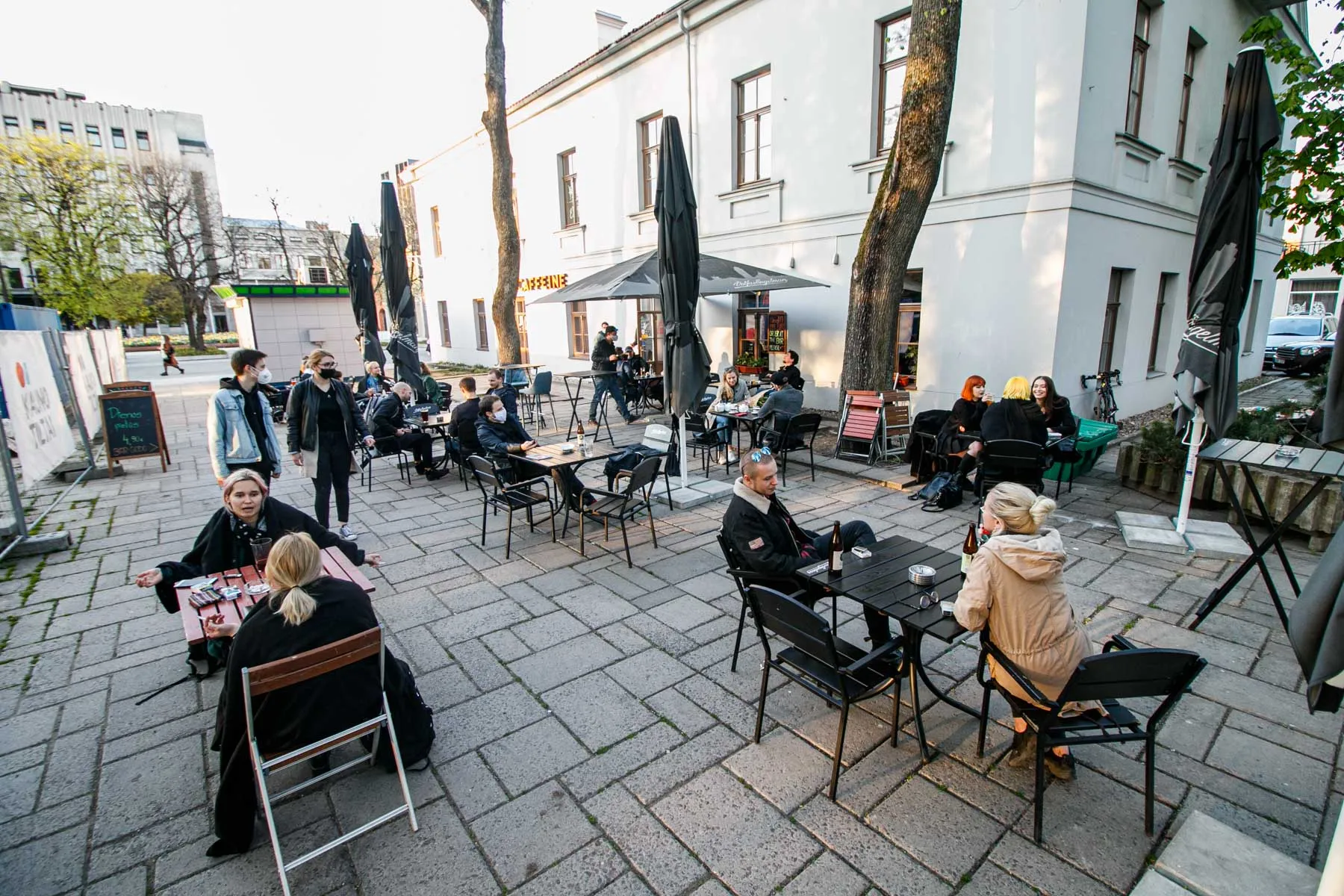 Ilgąjį savaitgalį kauniečiai leidžia lauko kavinėse