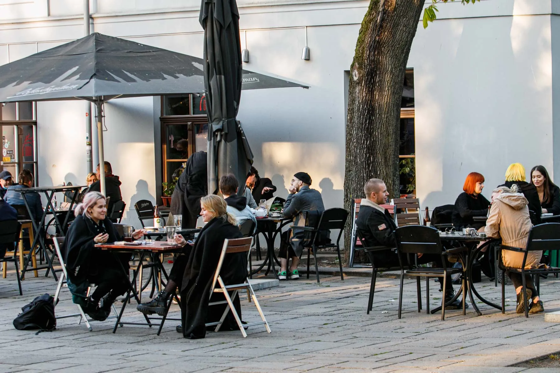 Ilgąjį savaitgalį kauniečiai leidžia lauko kavinėse