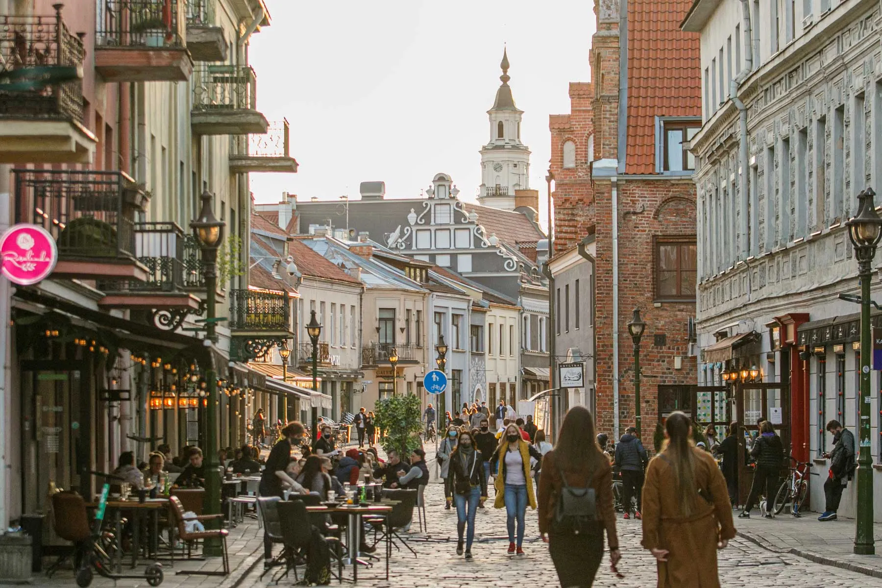 Ilgąjį savaitgalį kauniečiai leidžia lauko kavinėse
