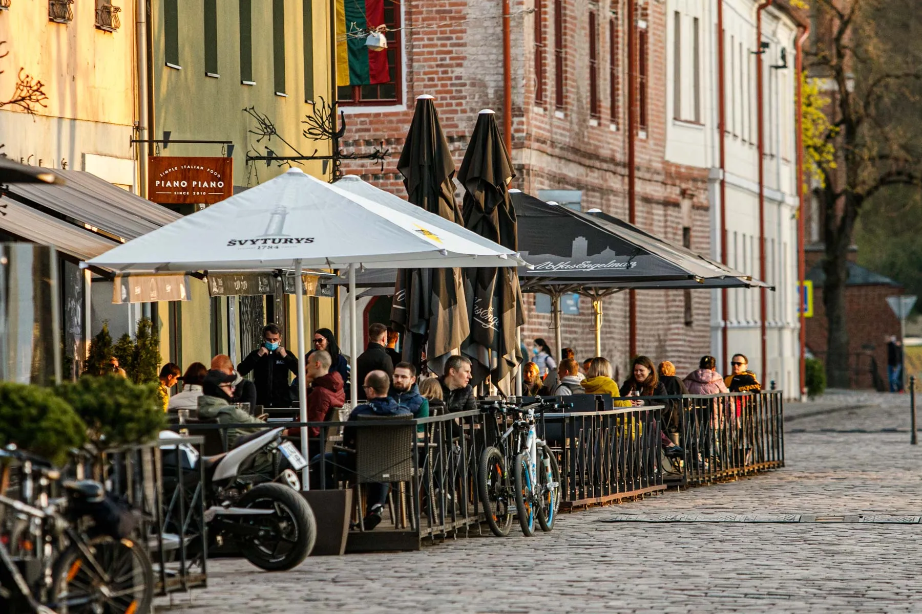 Ilgąjį savaitgalį kauniečiai leidžia lauko kavinėse