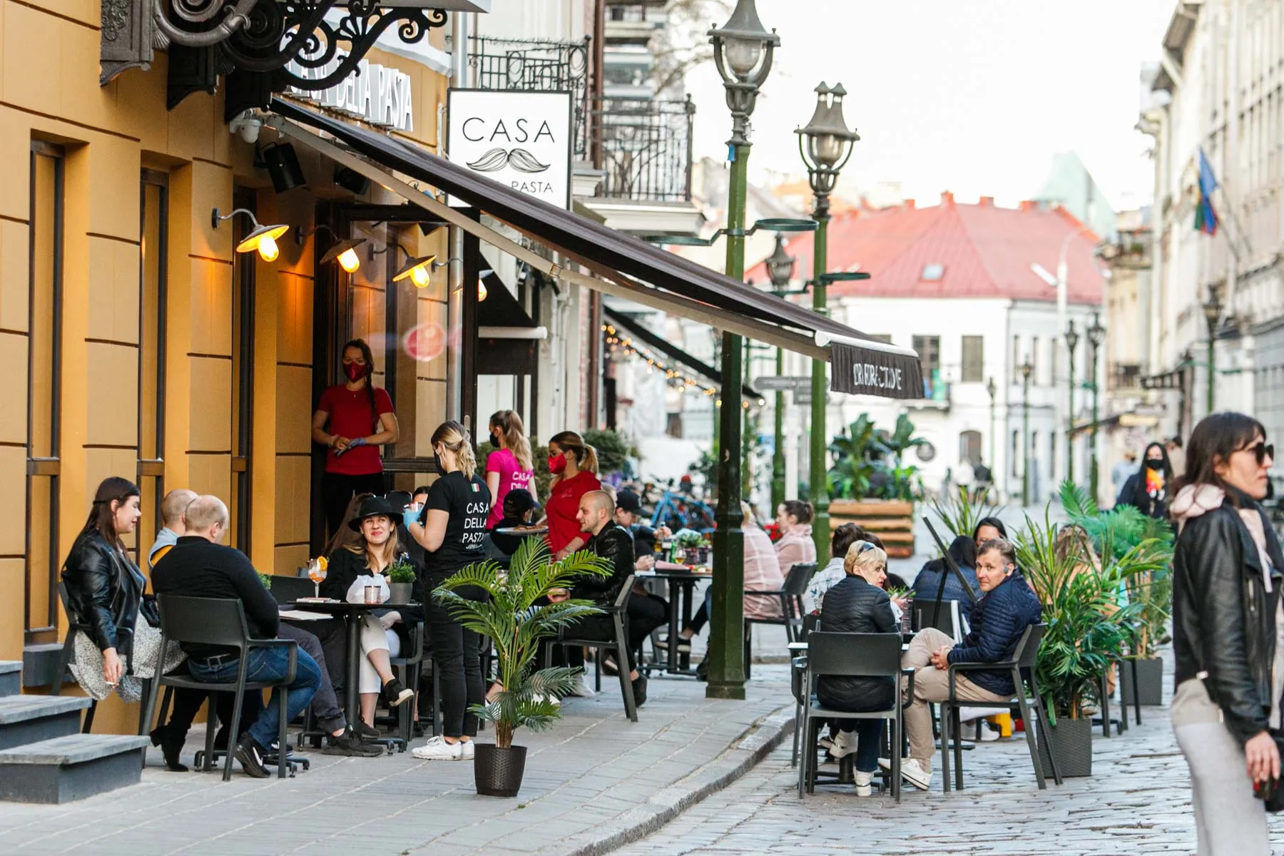 Ilgąjį savaitgalį kauniečiai leidžia lauko kavinėse