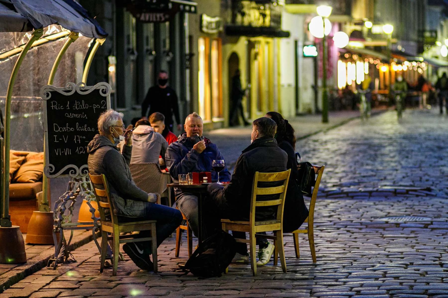 Ilgąjį savaitgalį kauniečiai leidžia lauko kavinėse