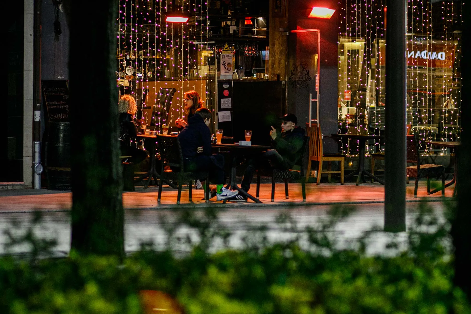 Ilgąjį savaitgalį kauniečiai leidžia lauko kavinėse