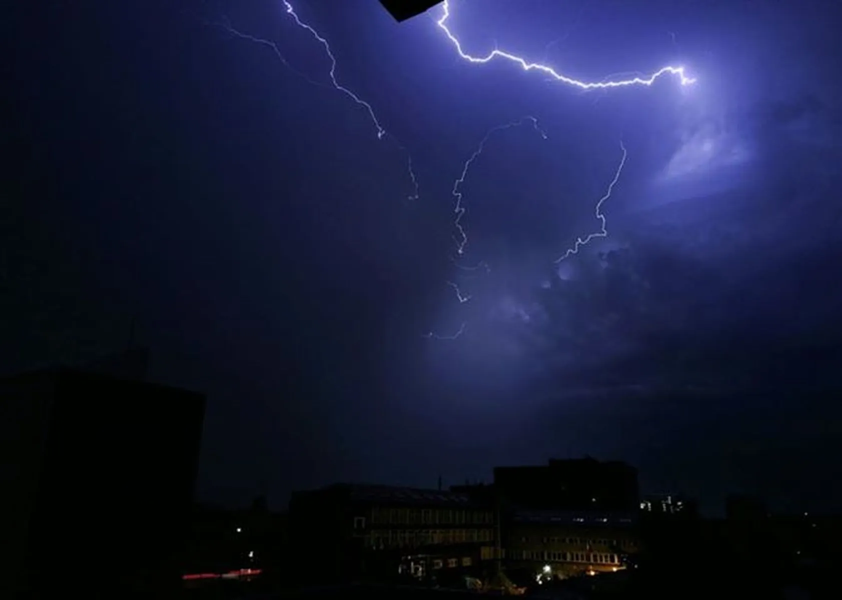 Kauno dangų skrodė žaibai