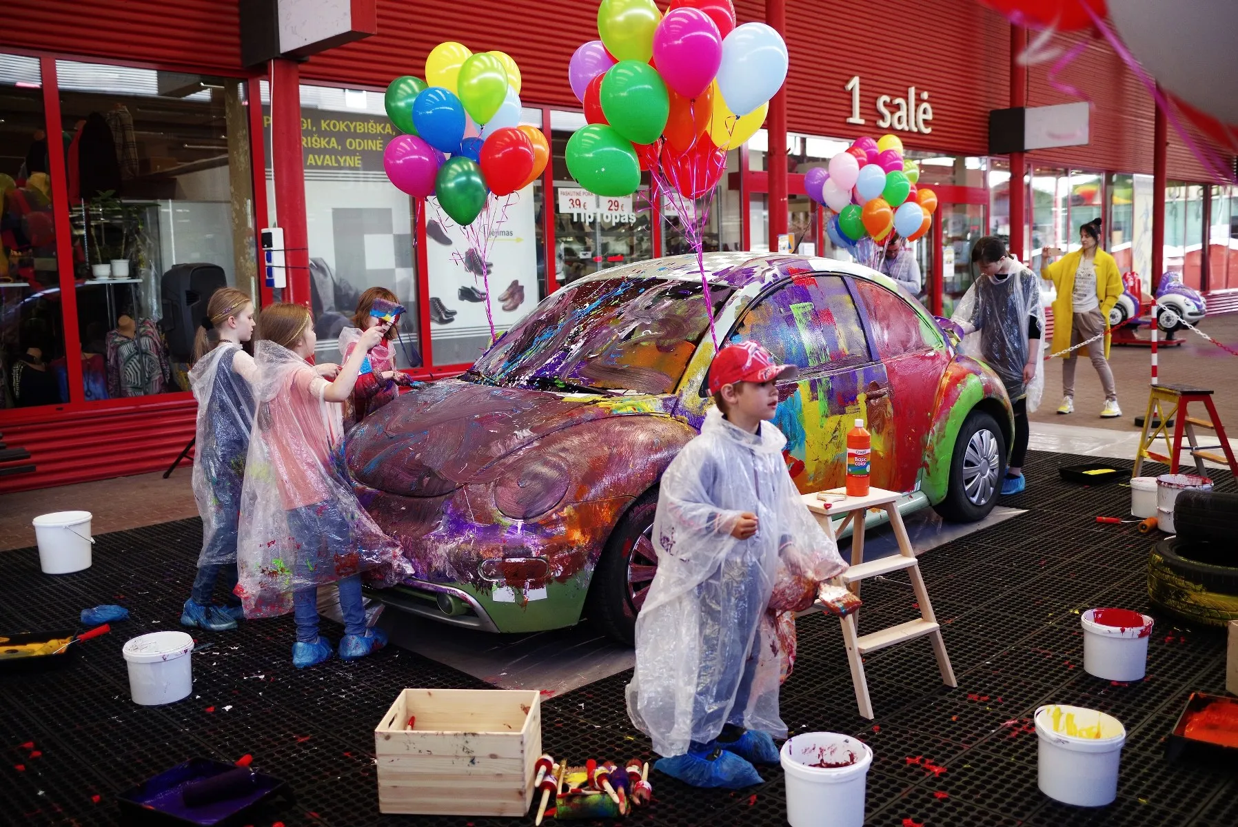 Urme vaikai margino automobilį dažais