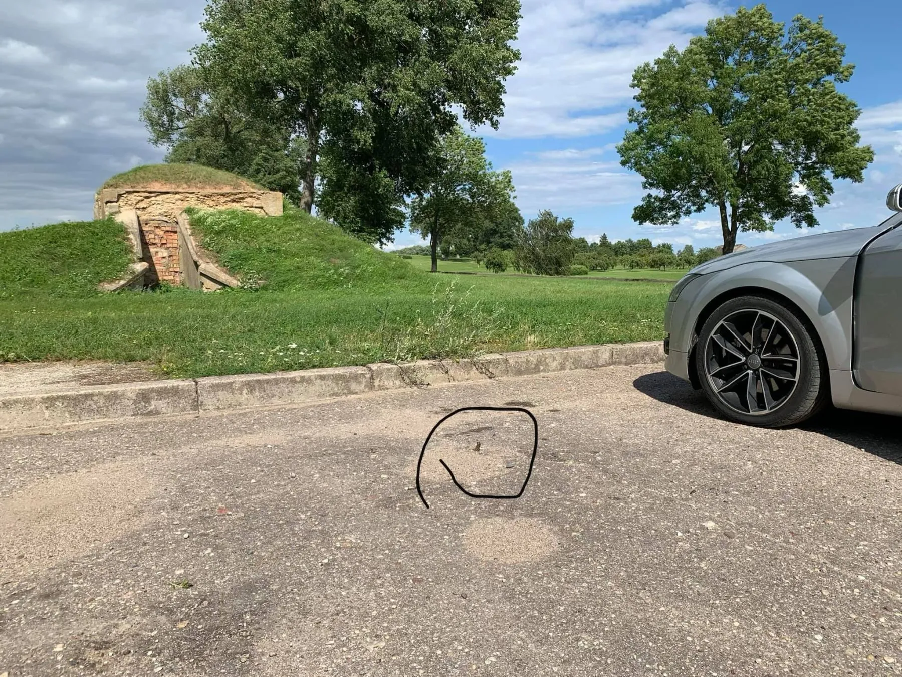 Išlindusi armatūra IX forto aikštelėje