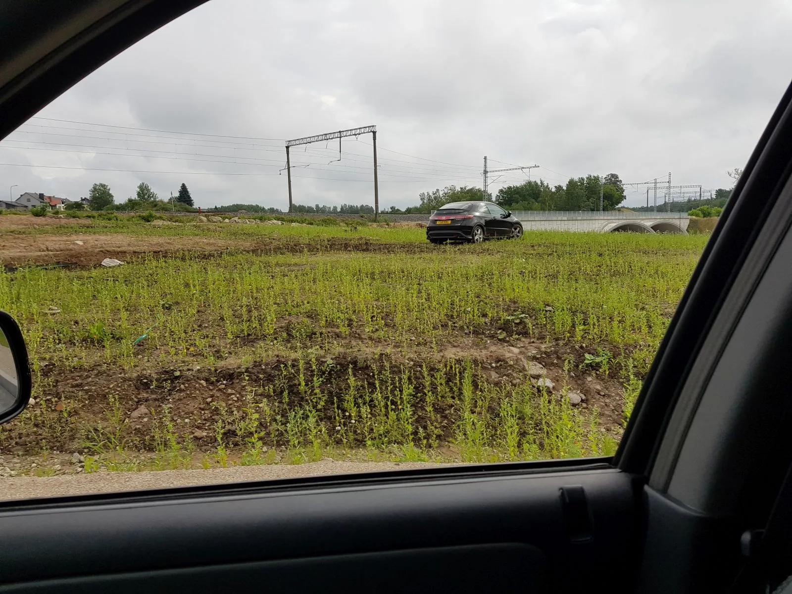 Pievoje paliktas automobilis