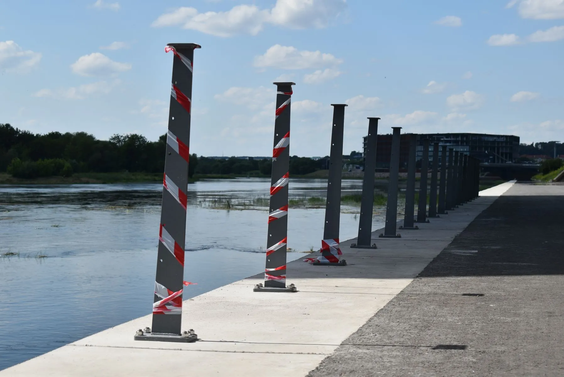 Montuojami atitvarai Nemuno pakrantėje