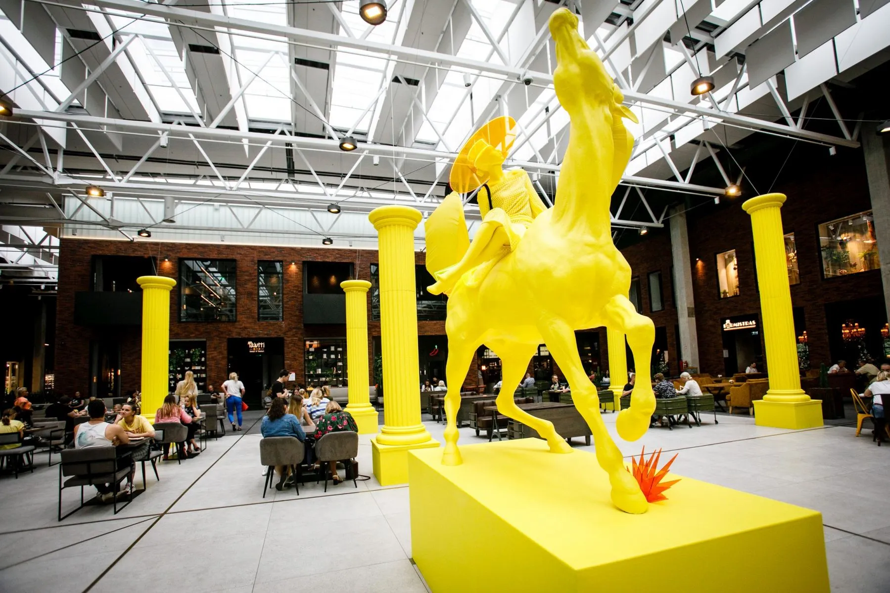 Žirgo ir jojikės skulptūra ant pjedestalo Kauno „Akropolyje“