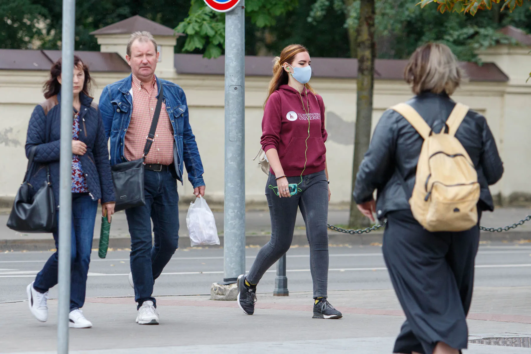 Kauniečiai jau dėvi veido kaukes