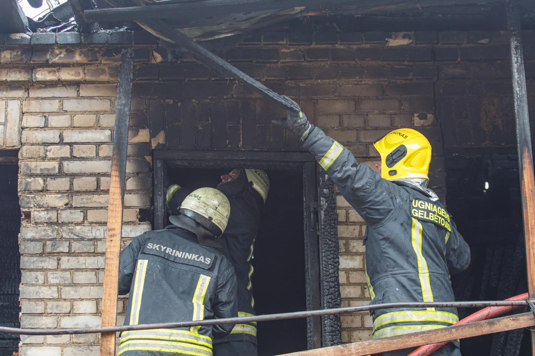 Ugniagesiai gesina gaisrą