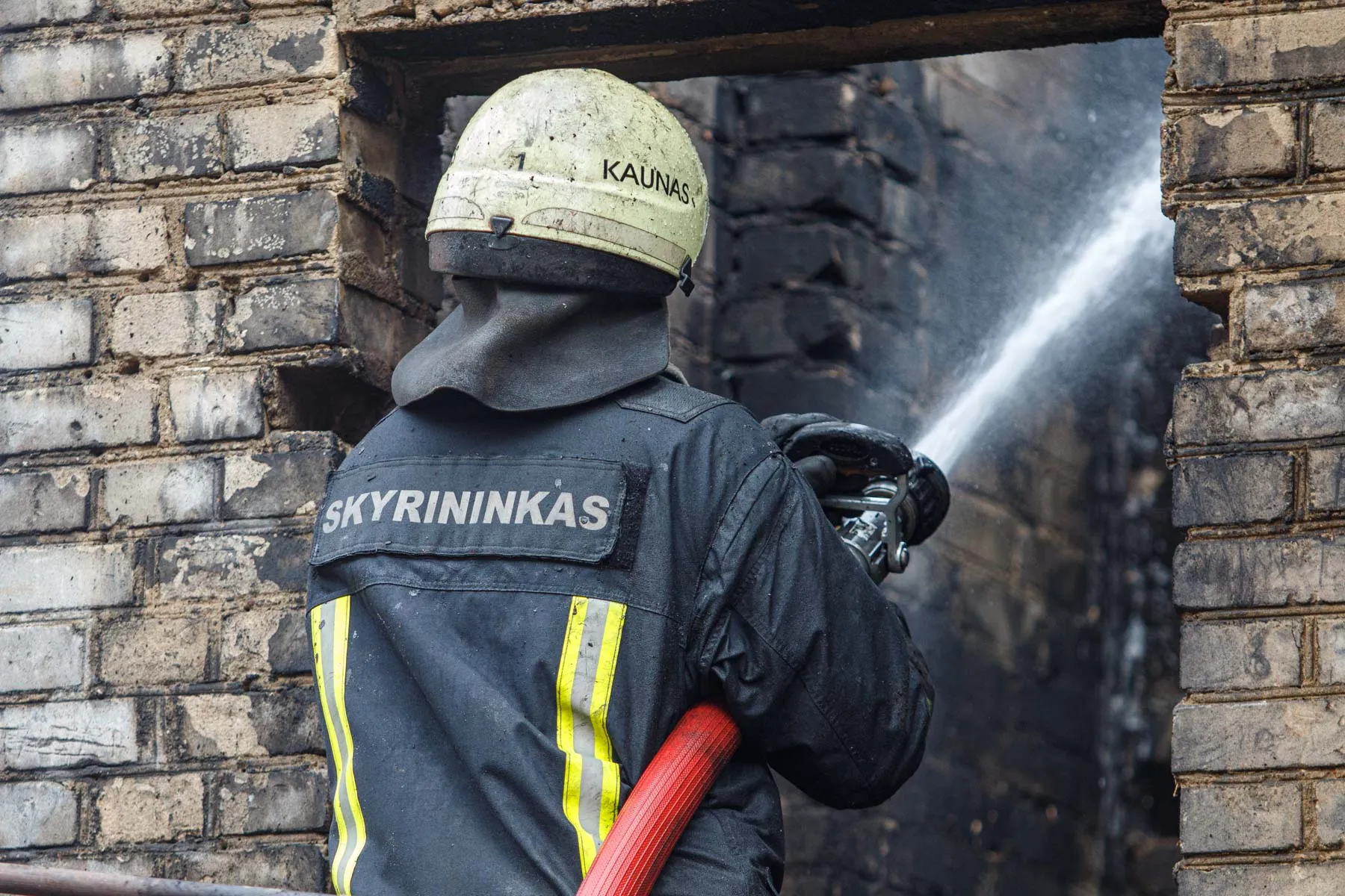 Ugniagesiai gesina gaisrą