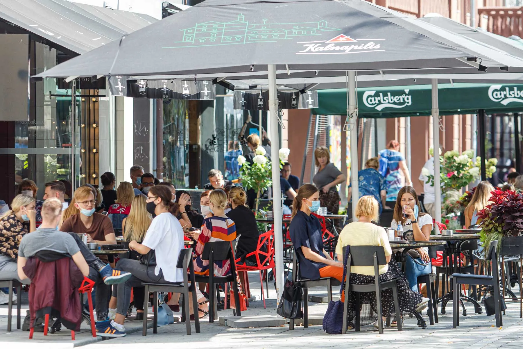 Privalomas kaukių devėjmas lauko kavinėse