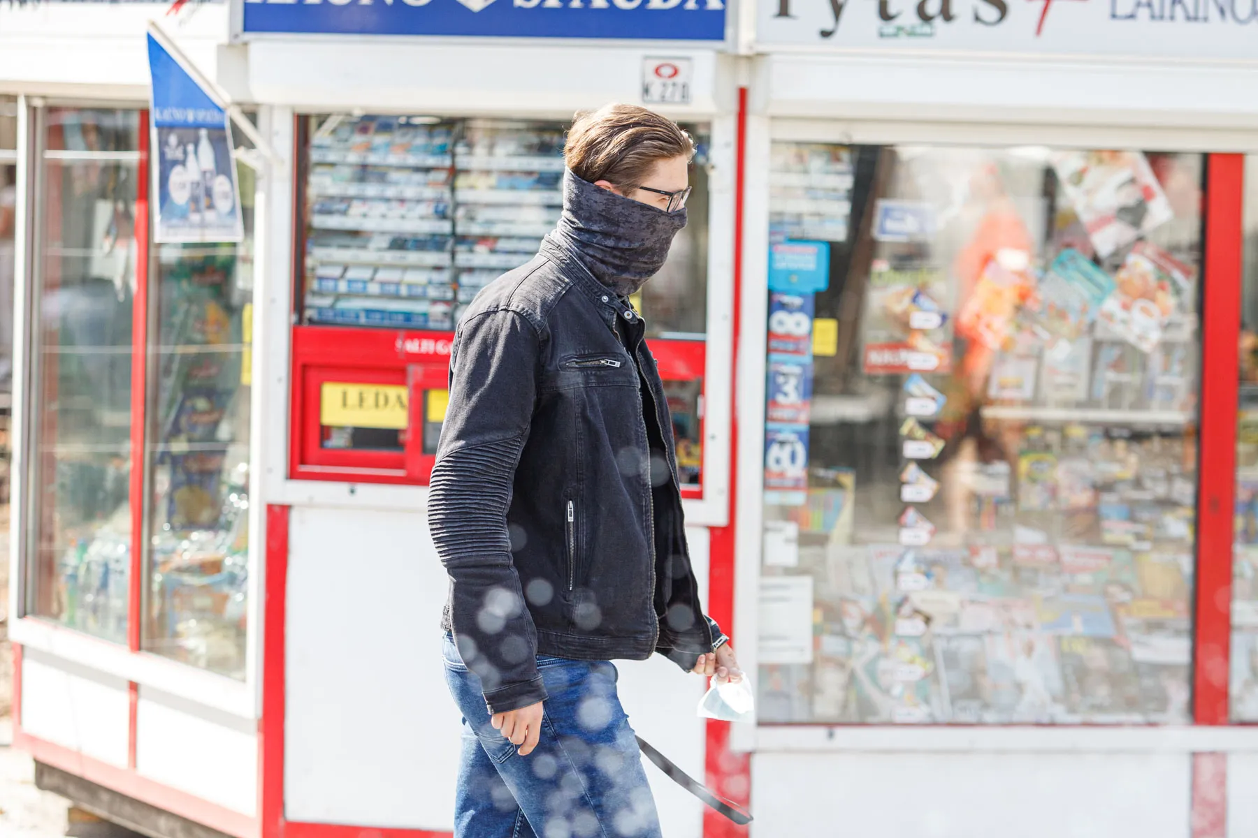 Privalomas kaukių devėjmas lauko kavinėse