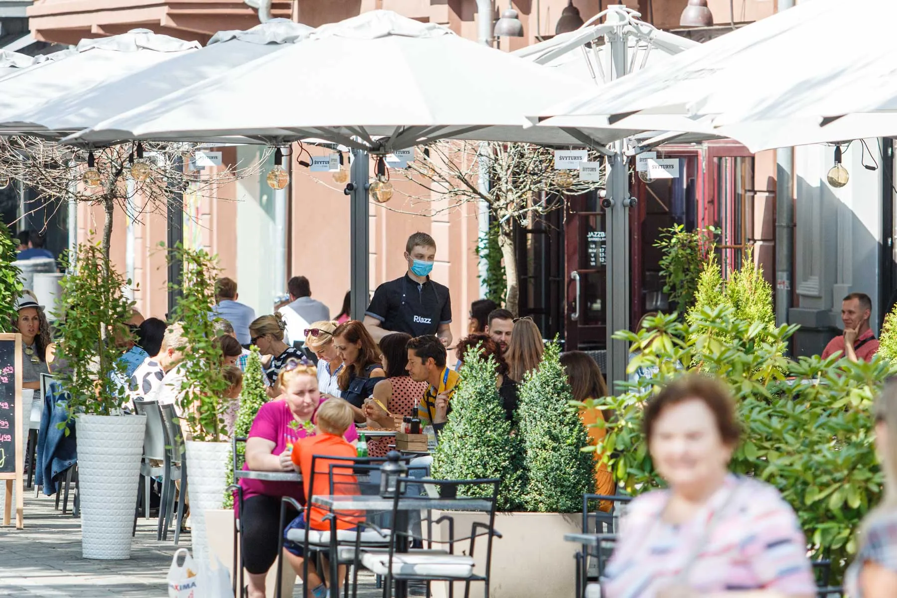 Privalomas kaukių devėjmas lauko kavinėse