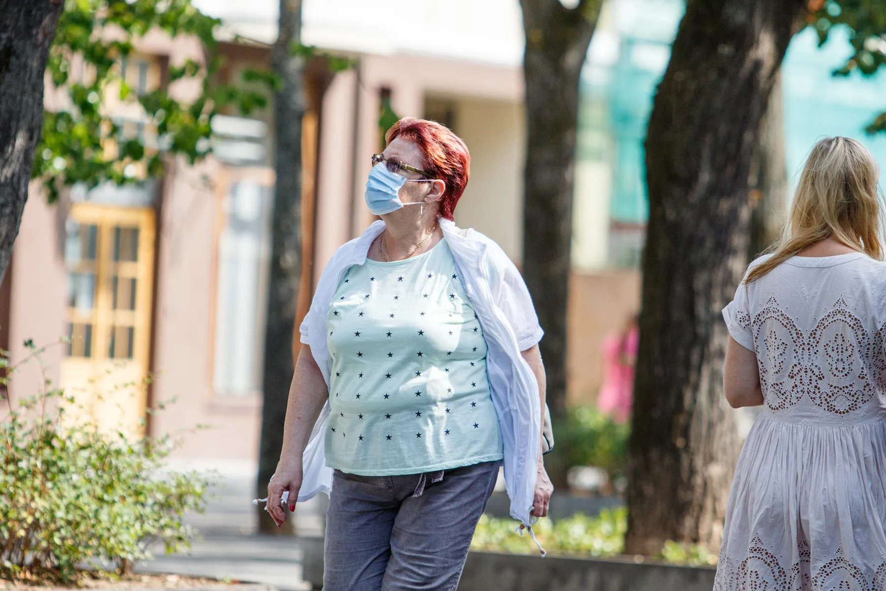 Privalomas kaukių devėjmas lauko kavinėse