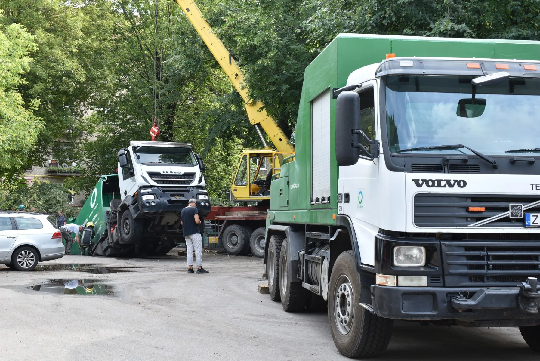 Maironio gatvėje įlūžo šiukšliavežis