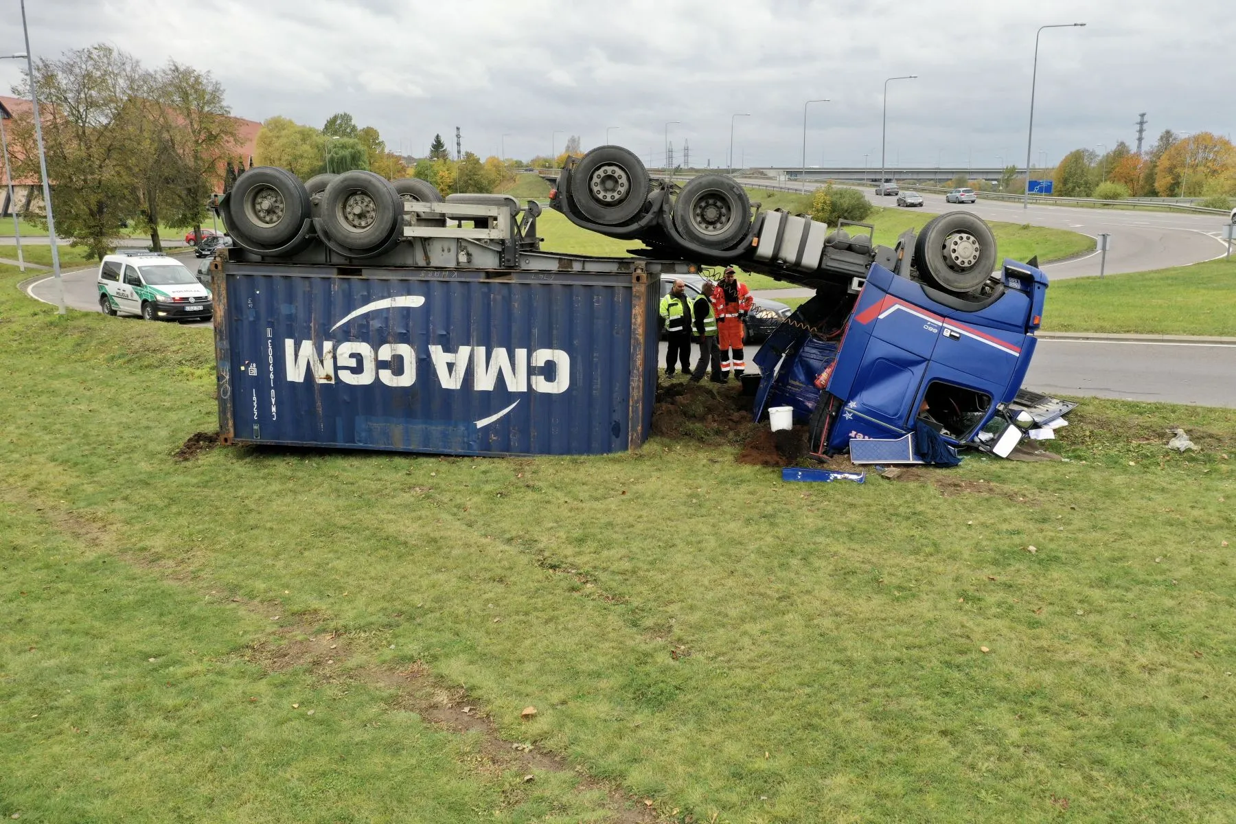 Užnemunės gatvėje apvirto vilkikas