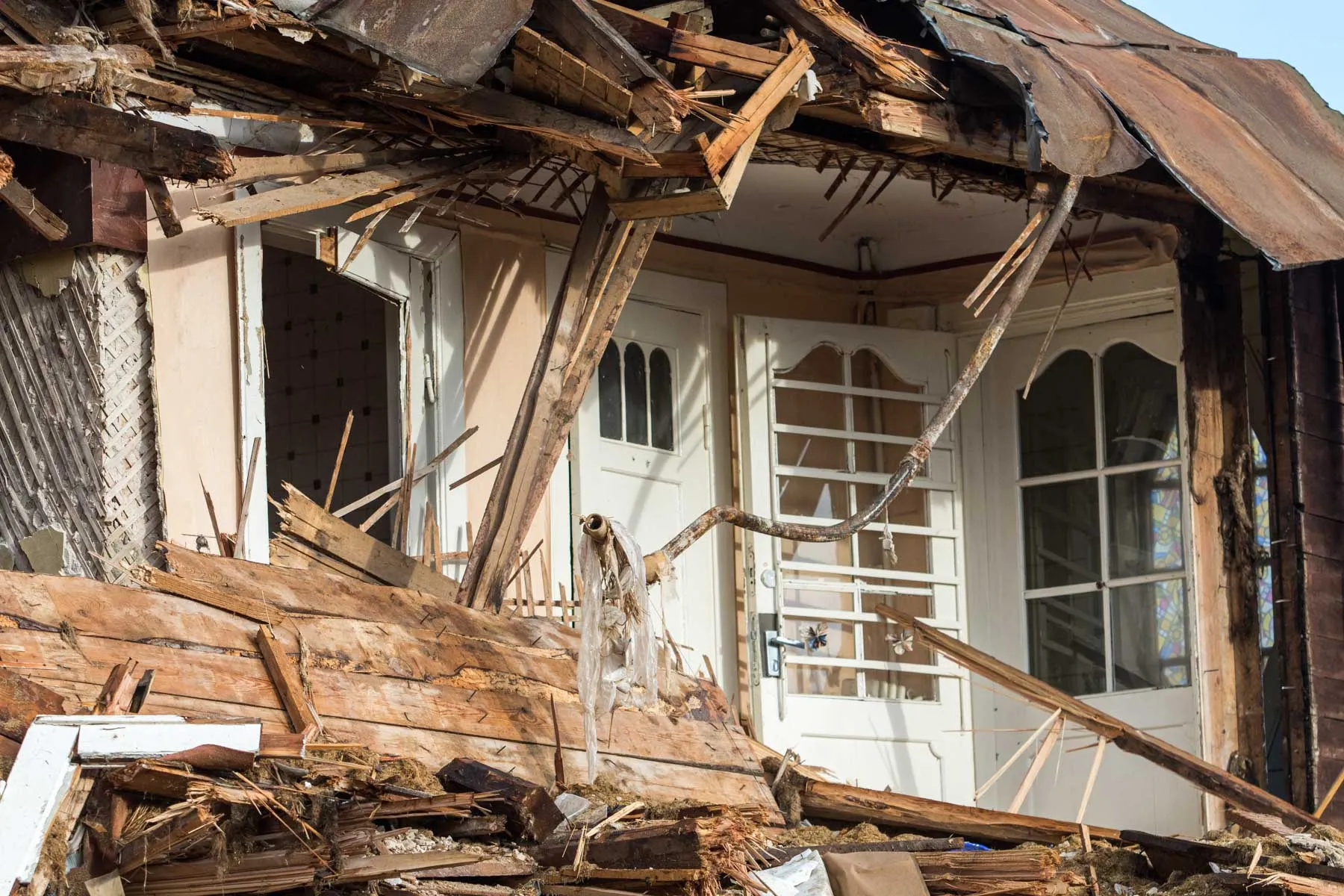 Prie griaunamo namo Perkūno alėjoje susirinko žmonės